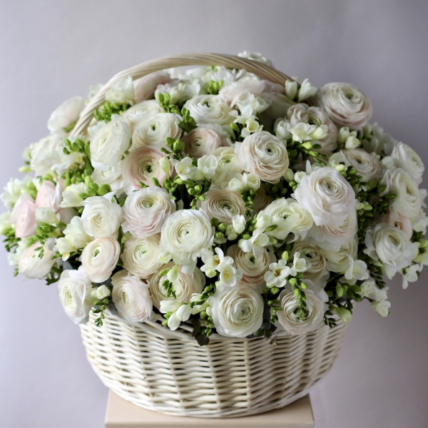 Ranunculus and Freesia in a basket - Размер 3XL 