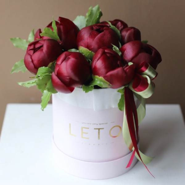 Burgundy peonies in a hat box - Размер S