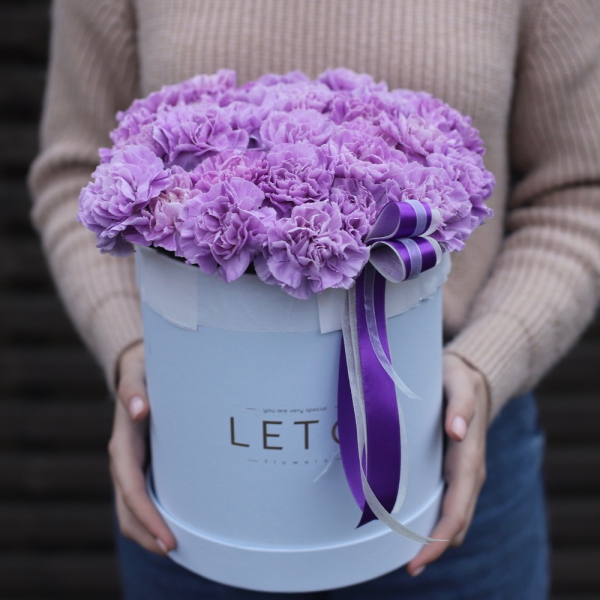 Carnations in a hat box - Размер M