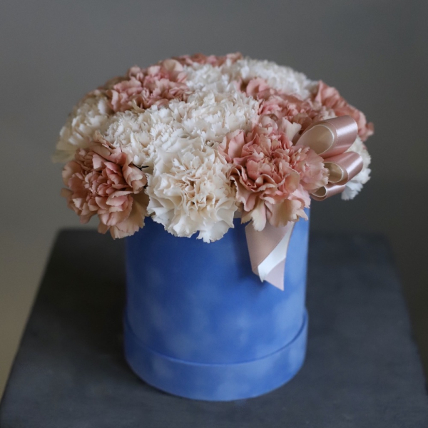 Carnations in a hat box -  Размер S 