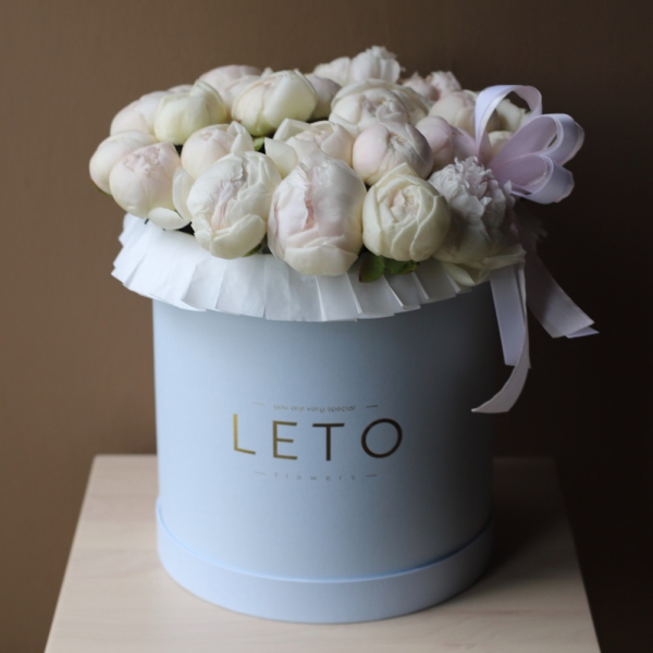 White peonies in a hat box - Размер L