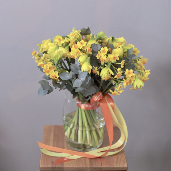 Mix of different Daffodils -  49 нарциссов в вазе 