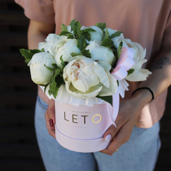 White peonies in a hat box - Размер S