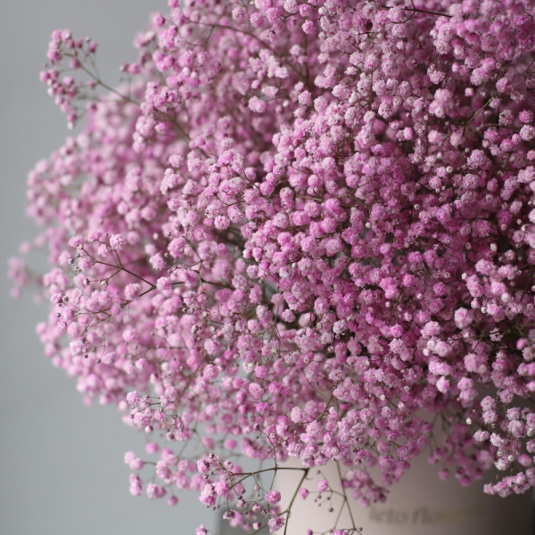 Colored Baby's Breath in a hat box - Размер M
