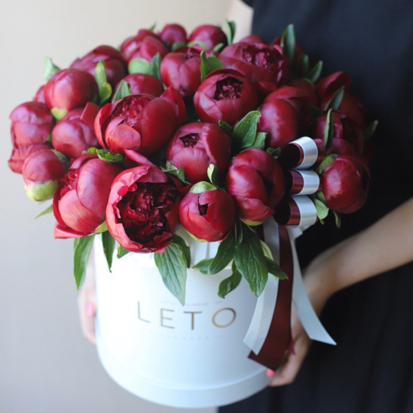 Burgundy peonies in a hat box - Размер L 