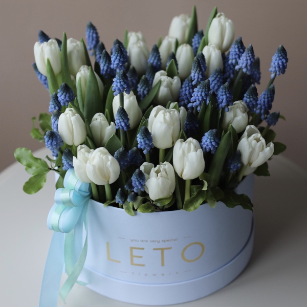 Tulips with Muscari in a hat box - Размер L 