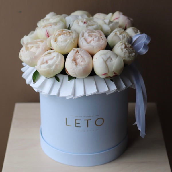 White peonies in a hat box - Размер M 