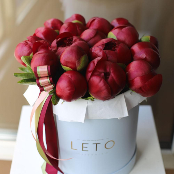 Burgundy peonies in a hat box - Размер M