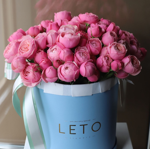 Spray roses in a hat box - Размер L